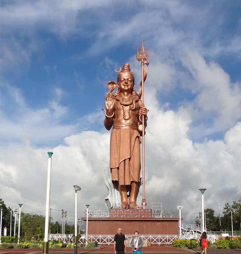 Statue de Shiva debout avec son trident &agrave; Grand Bassin