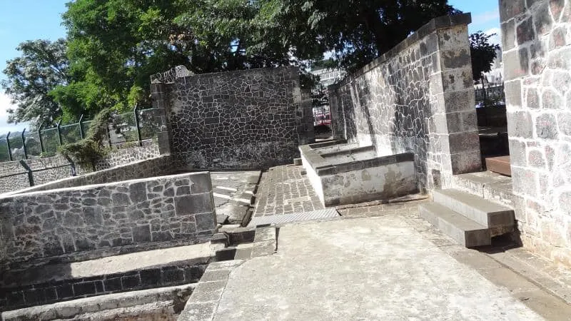 murs et bassins en basalte, vestiges du dépôt d'immigration de l'Aapravasi Ghat à Port-Louis